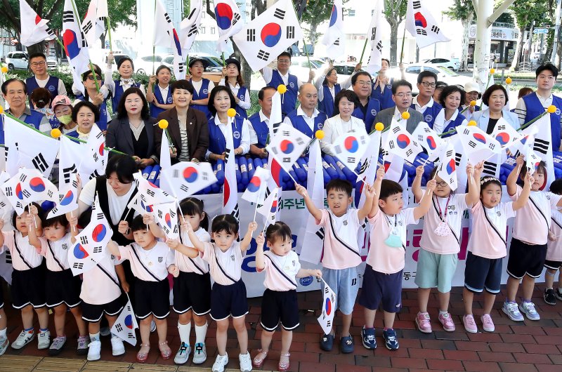 대구시는 14일 광복 80주년을 맞아 뜻깊은 경축 행사를 개최한다고 밝혔다. 80주년 바카라사이트 벳무브을 하루 앞둔 이날 오전 대구 동구 큰고개오거리에서 한국자유총연맹 대구동구지회 회원과 동문어린이집 원아들이 '나라사랑 태극기 달기 캠페인'을 펼치고 있다. 2025.8.14/바카라사이트 벳무브1 ⓒ News1 공정식 기자