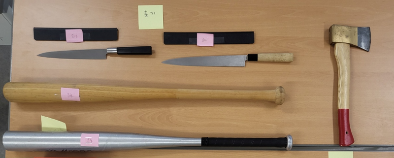 신부동파는 도끼, 회칼, 쇠파이프 등 흉기를 다수 소지해 위력행사에 나서기도 했다. 조직원은 '회를 좋아한다. 캠핑을 다닌다'며 흉기 소지 이유를 설명했다. 서울경찰청 제공