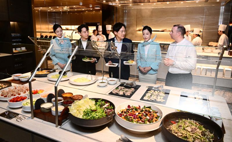 대한항공 관계자들이 14일 인천국제공항 제2터미널 대한항공 마일러클럽에서 열린 신규라운지 오픈 행사에서 '라이브 스테이션'을 체험하고 있다. 사진=박범준 기자