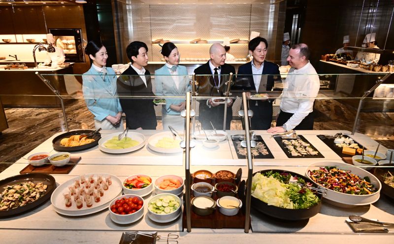 데이비드 페이시 기내식기판 및 라운지부문 부사장(오른쪽 세 번째)이 14일 인천국제공항 제2터미널 대한항공 마일러클럽에서 열린 신규라운지 오픈 행사에서 '라이브 스테이션'을 체험하고 있다. 사진=박범준 기자