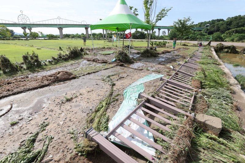 [광주=뉴시스] 18일 오후 광주 광산구 서봉파크골프장이 전날 내린 폭우에 떠밀려온 수풀로 어지럽혀져 있다. 광주지역에는 전날 하루동안 426㎜ 기록적 폭우가 내렸다. (사진 = 독자 제공)2025.07.18. photo@newsis.com