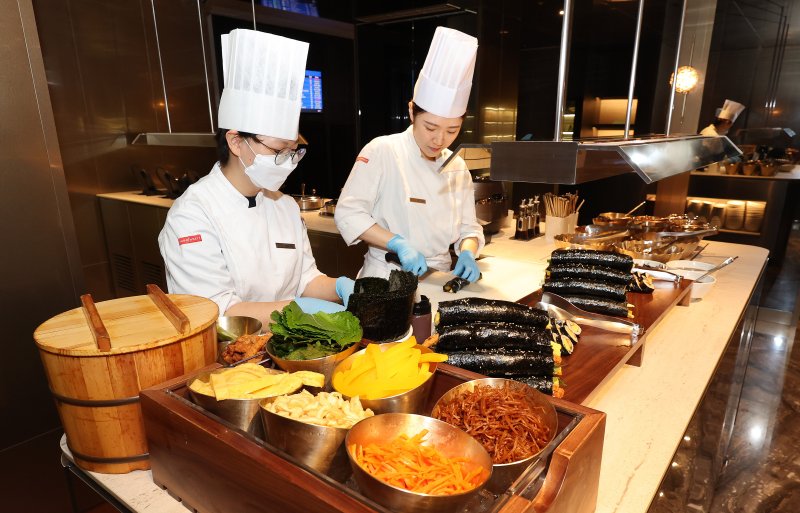 인천국제공항 제2여객터미널에서 14일 사전 공개된 대한항공 마일러 클럽 ‘라이브 스테이션’에서 셰프들이 음식을 조리하고 있다. 사진=박범준 기자