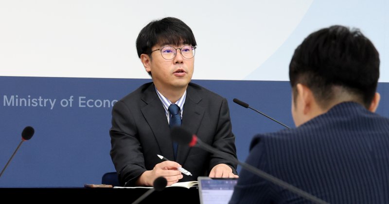 조성중 기획재정부 경제분석과장이 18일 세종시 정부세종청사에서 2025년 7월 최근 경제동향을 발표하고 있다. 2025.7.18/뉴스1 ⓒ News1 김기남 기자