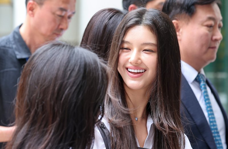 뉴진스 2명, 어도어 조정기일 출석…민지 '묵묵부답'·다니엘 죄송하다