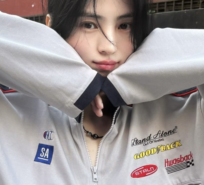 한소희 바이크 올라타 빤히…반전매력에 시선 강탈