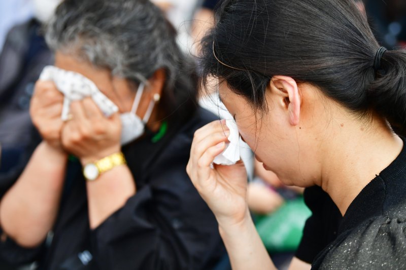 [광주=뉴시스] 이영주 기자 = 광주 동구 학동 재개발 4구역 철거 붕괴 메이저 바카라 사이트 2주기를 맞은 9일 오후 재개발 4구역 내 메이저 바카라 사이트 현장 주변에서 열린 2추기 추모식에서 유가족이 오열하고 있다. 2023.06.09. leeyj2578@newsis.com