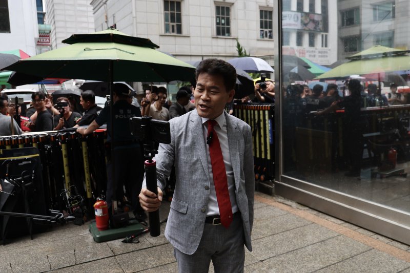 [서울=라이브바카라] 김명년 기자 = 전한길(본명 전유관) 전 한국사 강사가 14일 오전 서울 여의도 국민의힘 중앙당사에서 열린 중앙라이브바카라 회의에 출석하고 있다. 윤리위는 이날 회의에서 지난 대구·경북 합동 연설회 도중 일부 후보의 연설을 방해한 전 씨에 대한 징계 수위를 확정할 예정이다. 2025.08.14. kmn@newsis.com