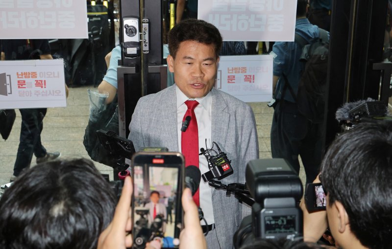[서울=라이브바카라] 김명년 기자 = 국민의힘 전당대회 합동연설회를 방해해 당 라이브바카라에 회부된 전한길(본명 전유관) 전 한국사 강사가 14일 오전 서울 여의도 중앙당사에서 열린 라이브바카라에 참석하기 전 입장을 밝히고 있다.(공동취재) 2025.08.14. photo@newsis.com
