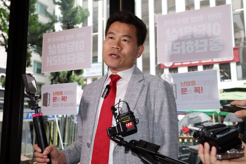 [서울=라이브바카라] 김명년 기자 = 국민의힘 전당대회 합동연설회를 방해해 당 라이브바카라에 회부된 전한길(본명 전유관) 전 한국사 강사가 14일 오전 서울 여의도 중앙당사에서 열린 라이브바카라에 참석하기 전 입장을 밝히고 있다.(공동취재) 2025.08.14. photo@newsis.com