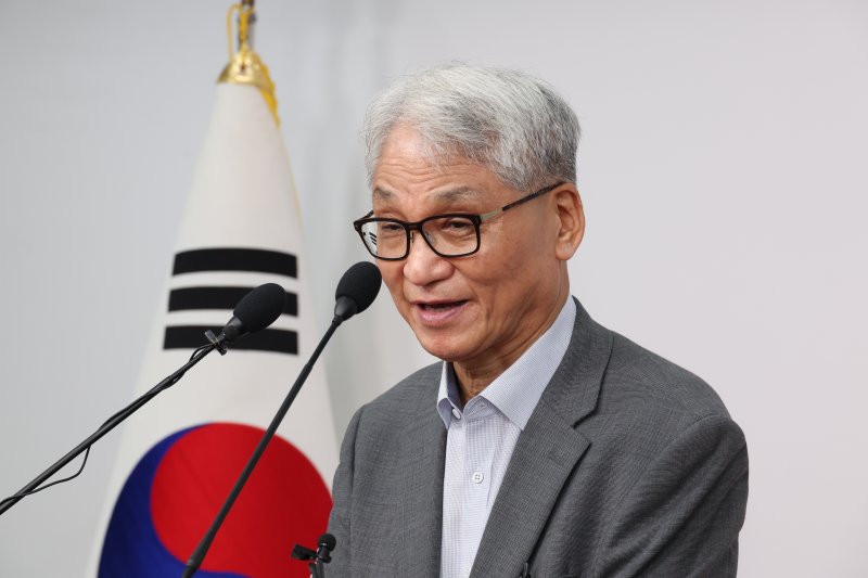 [서울=라이브바카라] 김금보 기자 = 여상원 국민의힘 중앙라이브바카라 위원장이 14일 오후 서울 여의도 중앙당사에서 전한길 전 한국사 강사에 대한 '경고' 징계 조치에 대해 브리핑을 하고 있다. 2025.08.14. kgb@newsis.com