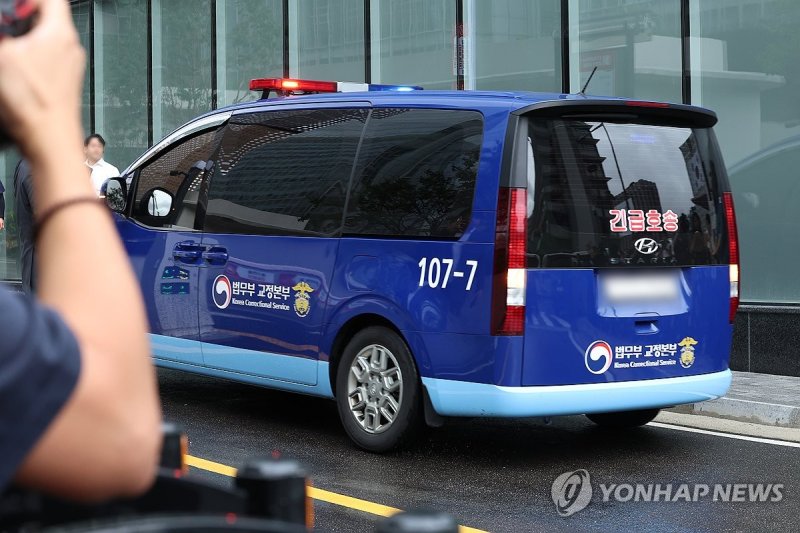 구속된 김건희, 호송차 타고 특검 조사 출석 (출처=연합뉴스)