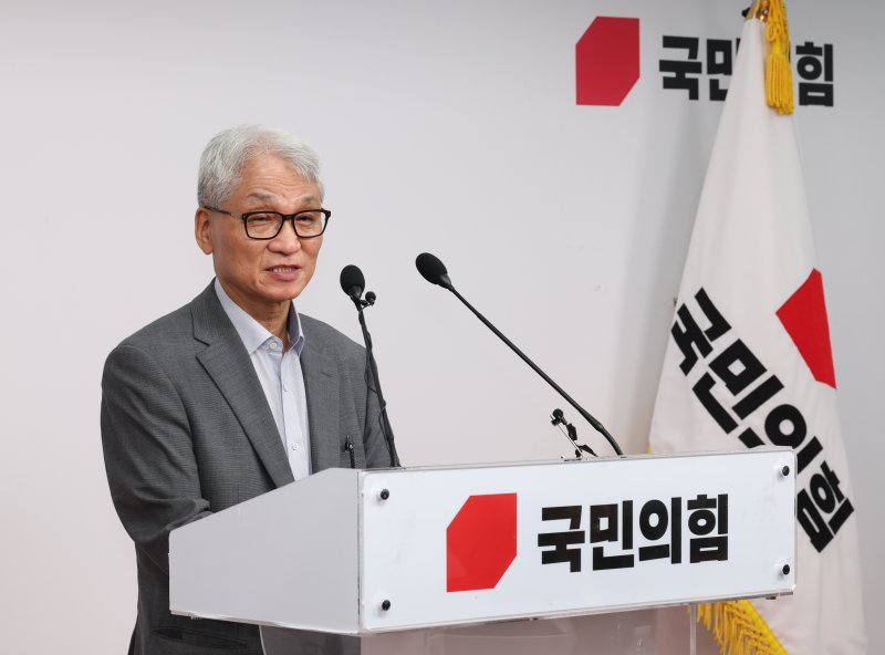[서울=뉴시스] 김금보 기자 = 여상원 국민의힘 중앙윤리위원회 위원장이 14일 오후 서울 여의도 중앙당사에서 전한길 전 한국사 강사에 대한 '경고' 징계 조치에 대해 브리핑을 하고 있다. 2025.08.14. kgb@newsis.com