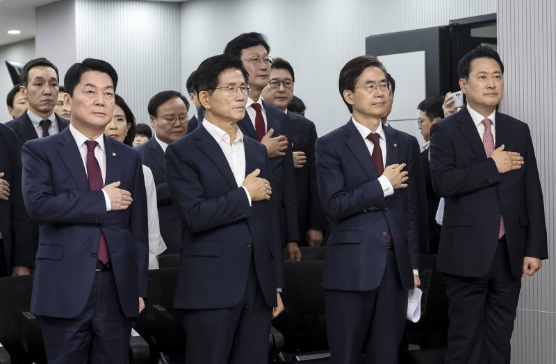 국민의힘 안철수(왼쪽부터), 김문수, 조경태, 장동혁 당대표 후보들이 14일 오후 서울 여의도 국민의힘 중앙당사에서 열린 제6차 전당대회 수도권·강원·제주 합동연설회에서 국민의례를 하고 있다. [국회사진기자단] 연합뉴스