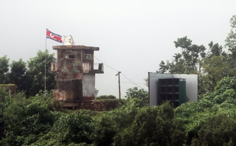 김여정 북한 노동당 부부장이 이재명 정부가 출범 직후 단행한 대북 긴장완화 조치를 평가 절하하고 적대적 태도를 이어가겠다는 뜻을 밝힌 가운데 지난 14일 경기도 파주시 접경지역에서 바라본 북한군 초소 옆에 대남 확성기가 설치돼 있다. 연합뉴스