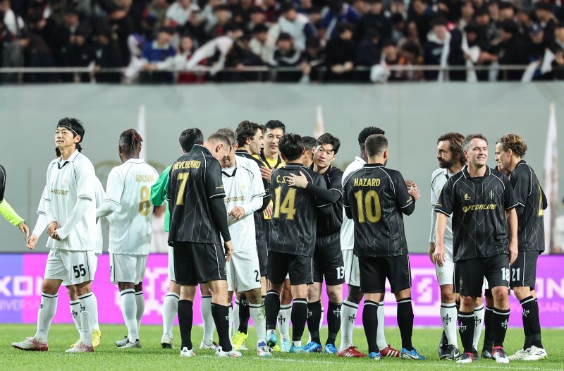 20일 오후 서울 마포구 서울월드컵경기장에서 열린 '2024 넥슨 아이콘매치' FC 스피어와 실드 유나이티드의 경기, 실드 유니이티드의 4대1 승리 후 양팀 선수들이 인사를 나누고 있다. 2024.10.20/뉴스1 ⓒ News1 김도우 기자