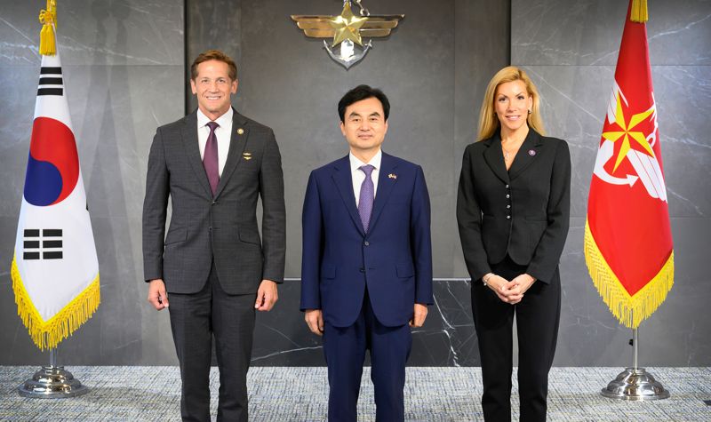 안규백 국방부 장관(가운데)이 14일 오후 국방부 청사에서 리차드 맥코믹(된쪽)과 베스 반 듀인(오른쪽) 등 2명의 미 하원의원과 면담후 기념 촬영을 하고 있다. 국방부 제공