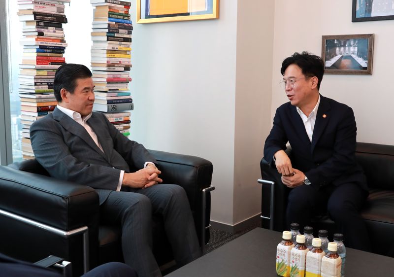 김영훈 고용노동부 장관이 14일 주한미국상공회의소(암참)를 방문해 제임스 킴 암참 회장과 대화를 나누고 있다/발언하고 있다. 고용노동부 제공