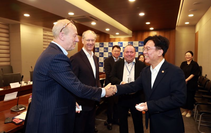 김영훈 고용노동부 장관이 14일 주한유럽상공회의소를 방문해 관계자들과 인사하고 있다. 고용노동부 제공