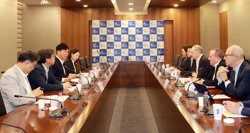 김영훈 고용노동부 장관이 14일 주한유럽상공회의소를 방문해 관계자들과 대화를 나누고 있다. 고용노동부 제공