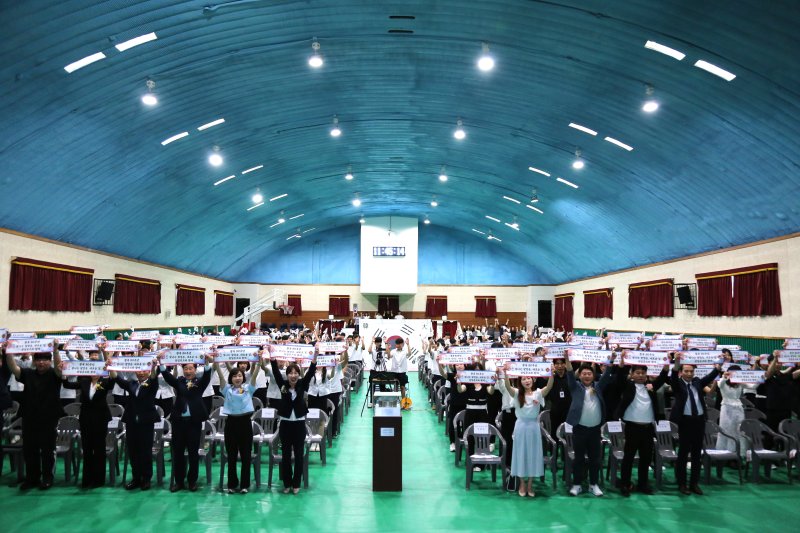 [수원=뉴시스] 14일 경기 수원 삼일공업고등학교 교원과 학생들이 제80주년 광복절을 맞아 '광복 80주년 기념 타임캡슐 봉입식'을 진행하고 있다. (사진=삼일공업고등학교 제공) 2025.8.14. photo@newsis.com *재판매 및 DB 금지
