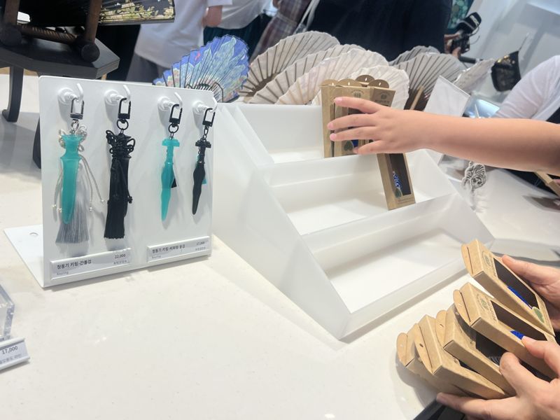 14일 오전 국립중앙박물관 '뮷즈샵'에서 고객들이 '호랑이 까치 안전 키링' 여러 개를 한 번에 가져가고 있다. 사진=김현지 기자