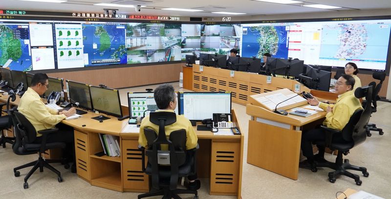 김인호 신임 산림청장(오른쪽 첫번째)이 14일 취임식 후 정부대전청사 내 산사태예방지원본부를 방문, 호우 대비 산사태 대응 상황을 점검하고있다.