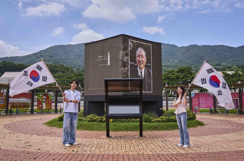 SK텔레콤 모델들이 14일 독립기념관 3·1문화마당의 발광다이오드(LED) 미디어큐브에서 고화질로 복원한 독립운동가의 영상을 소개하고 있다. SK텔레콤 제공