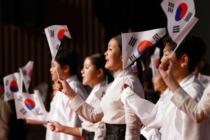 광복절을 하루 앞둔 14일 서울시청 다목적홀에서 서울시가 연 '광복 80주년 경축식'에서 국악합창단 k-판이 공연을 하고 있다. /사진=연합뉴스