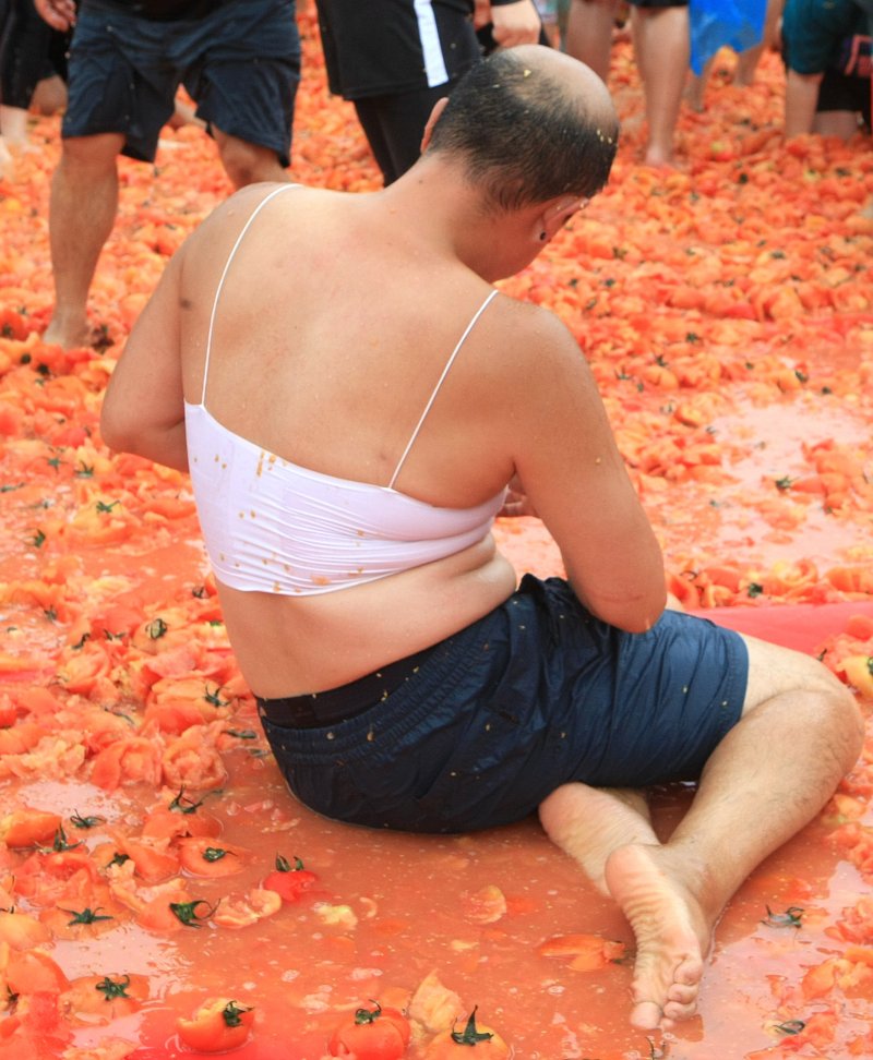 [횡성=뉴시스] 이덕화 기자 = 14일 강원 횡성군 대표 여름축제인 '둔내고랭지토마토축제'가 개막한 가운데 축제장을 찾은 관광객들이 '황금반지'를 찾기 위해 토마토풀장에서 즐거운 시간을 보내고 있다. 2025.08.14. wonder8768@newsis.com