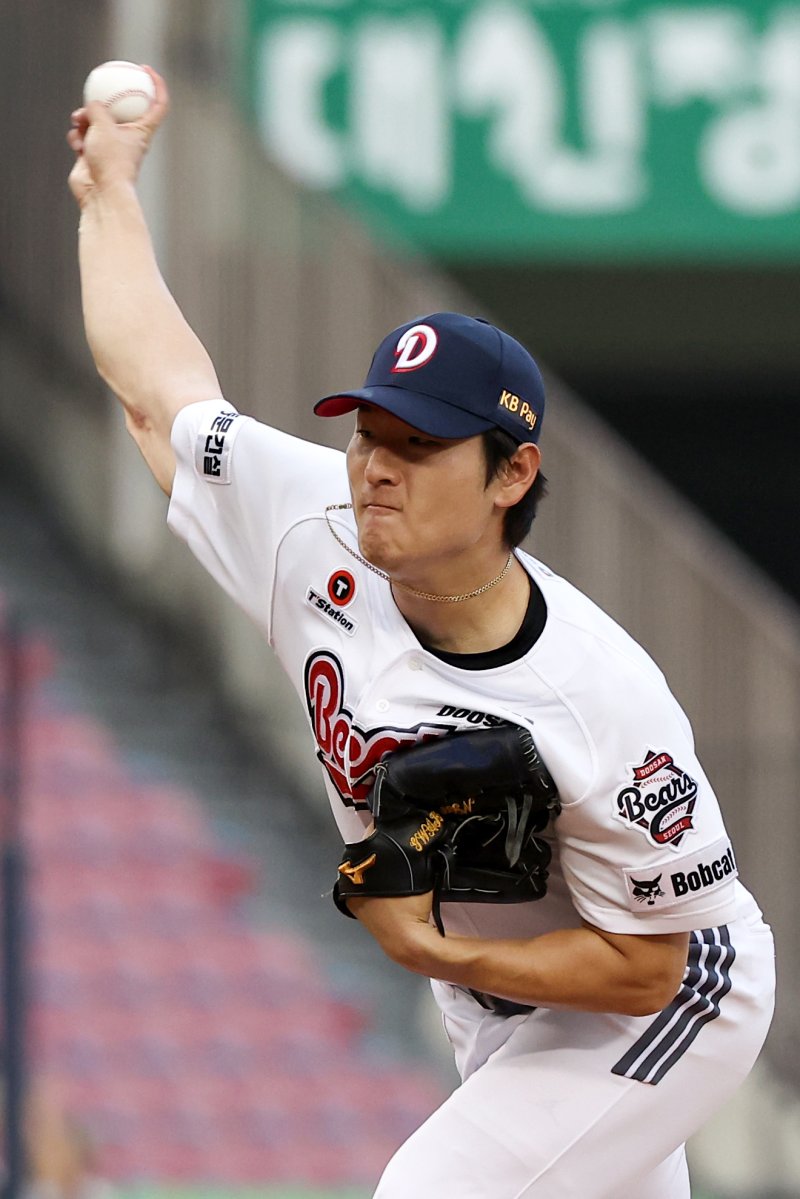 [서울=뉴시스] 김선웅 기자 = 14일 서울 송파구 잠실야구장에서 열린 2025 프로야구 NC 다이노스 vs 두산 베어스 경기, 1회초 두산 선발투수 곽빈이 역투하고 있다. 2025.08.14. mangusta@newsis.com