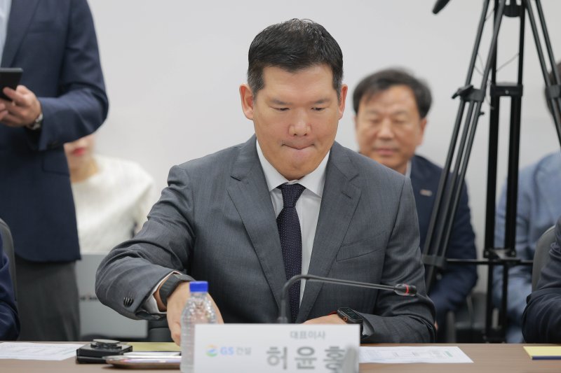 지난 8월 14일 허윤홍 라이브 바카라사이트라이브 바카라사이트 대표이사가 서울 중구 직업능력심사평가원에서 열린 중대재해 근절을 위한 라이브 바카라사이트사 간담회 참석해 자리에 앉아 있다. 연합뉴스