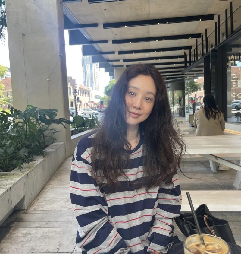 정려원 가녀린 몸매 비결은…요가볼과 찰칵