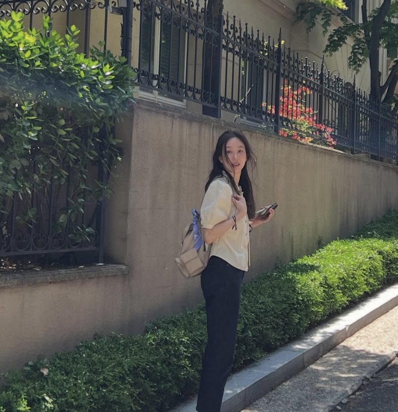 정려원 가녀린 몸매 비결은…요가볼과 찰칵