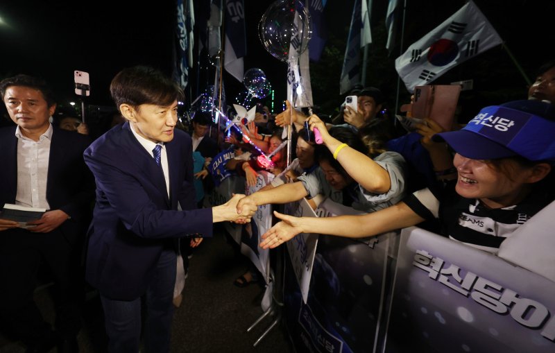 조국 전 조국혁신당 대표가 15일 서울 구로구 남부교도소에서 광복절 특별사면·복권 조치로 출소하며 지지자들과 인사하고 있다. (공동취재) 2025.8.15/뉴스1 ⓒ News1 구윤성 기자