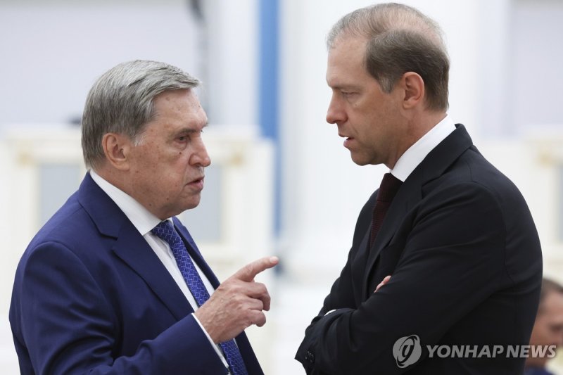 14일(현지시간) 크렘린궁 회의에 참석한 유리 우샤코프 크렘린궁 보좌관과 데니스 만투로프 부총리 (출처=연합뉴스)