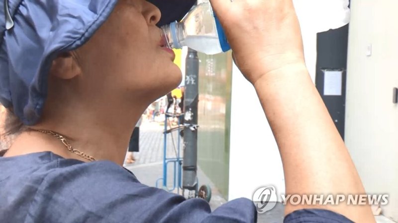 하루에 물 2L 마시면 안되는 이유.. 뜻밖의 주장에 의학계 '발칵'