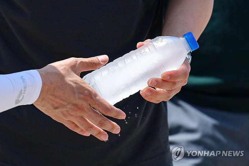 하루에 물 2L 마시면 안되는 이유.. 뜻밖의 주장에 의학계 '발칵'