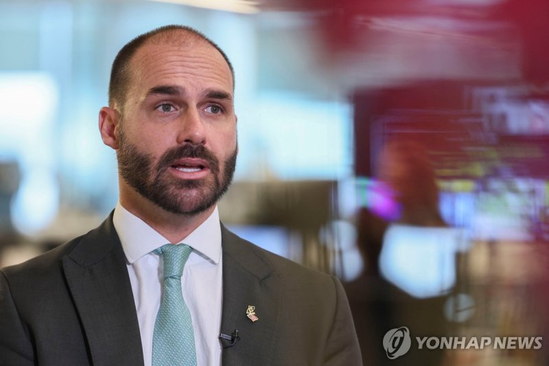 14일(현지시간) 미국에서 인터뷰하는 에두아르두 보우소나루 브라질 하원 의원 (출처=연합뉴스)