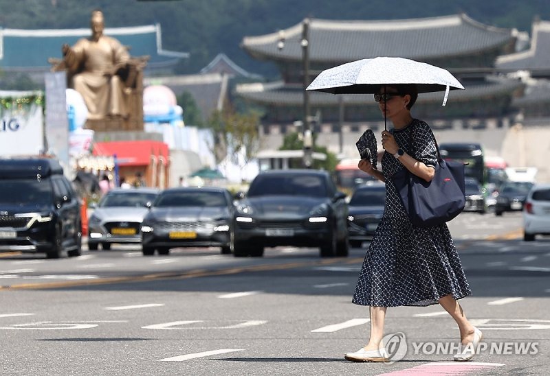 계속되는 폭염에 양산 필수 (출처=연합뉴스)