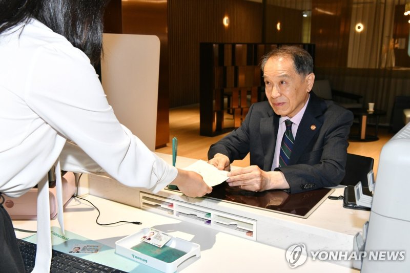 대한민국만세 80주년 적금 통장 받아드는 양준영 광복회 대전광역시지부장 (출처=연합뉴스)