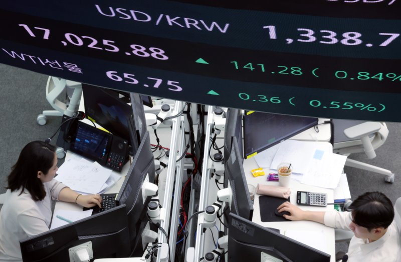 서울 중구 하나은행 본점 딜링룸 전광판에 서부텍사스산원유(WTI) 선물 가격이 표시되고 있다. ⓒ News1 박정호 기자