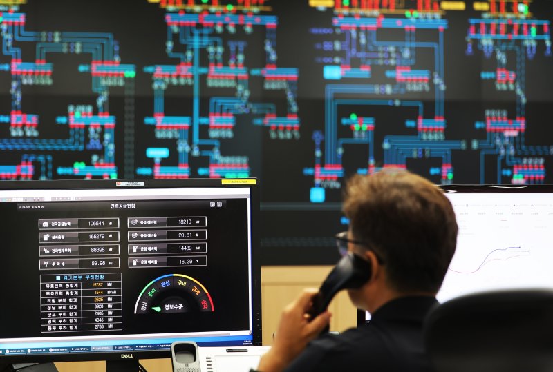 [수원=뉴시스] 김종택 기자 = 연일 폭염이 이어지고 있는 28일 경기 수원시 영통구 한국전력공사 경기지역본부 전력관리처 계통운영센터에서 관계자가 전력수급 상황을 주시하고 있다. (공동취재) 2025.07.28. photo@newsis.com