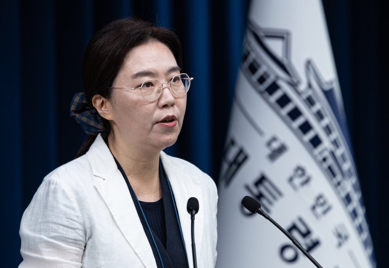 강유정 대통령실 대변인이 14일 서울 용산 대통령실 청사에서 국민임명식 및 외빈 만찬 관련 브리핑을 하고 있다. 2025.8.14/뉴스1 ⓒ News1 이재명 기자