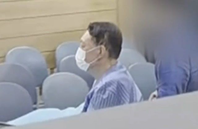 윤석열 전 대통령이 안과 진료를 받기 위해 경기 안양시에 있는 한림대성심메이저 바카라 사이트을 찾은 모습. 출처=MBN 보도 화면 갈무리