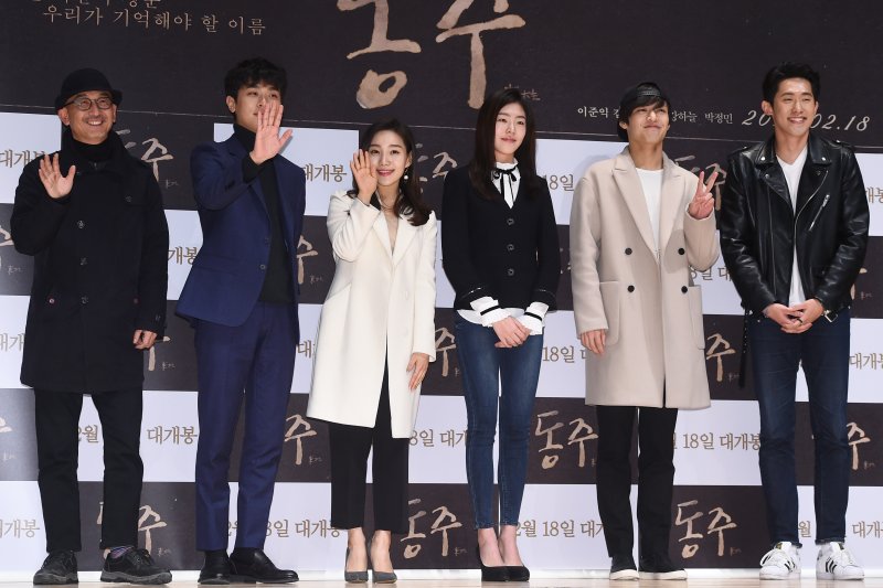 이준익 감독, 배우 박정민, 최희서, 신윤주, 강하늘, 민진웅(왼쪽부터)이 12일 오후 서울 연세대학교 백주년 기념관에서 열린 영화 ‘동주’(감독 이준익) 시네마 쇼케이스에 참석해 포즈를 취하고 있다. ⓒ News1 고아라 기자