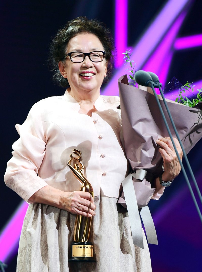 배우 나문희가 27일 오후 서울 경희대학교 평화의전당에서 열린 '제1회 더 서울어워즈' 시상식에 참석해 영화 여우주연상을 받은 뒤 소감을 말하고 있다. 2017.10.27/뉴스1 사진=더 서울어워즈 ⓒ News1 권현진 기자