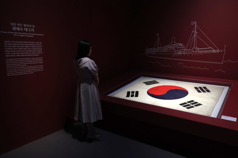 [서울=뉴시스] 박진희 기자 = 대한민국역사박물관은 8일 서울 종로구 대한민국역사박물관에서 광복 80주년 기념 특별전 '태극기, 함께해 온 나날들' 언론공개회를 갖고 '광제호 태극기'(대한제국 근대식 군함 '광제호'에 게양됐던 태극기)를 선보이고 있다. 2025.08.08. pak7130@newsis.com