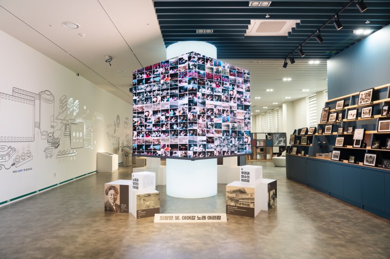 [서울=뉴시스] 국립민속박물관 파주 2층 민속아카이브 정보센터 미디어큐브에서 열리는 광복 80주년 영상 전시 '되찾은 빛, 이어질 노래 아리랑' (사진=국립민속박물관 제공) 2025.07.16. photo@newsis.com *재판매 및 DB 금지