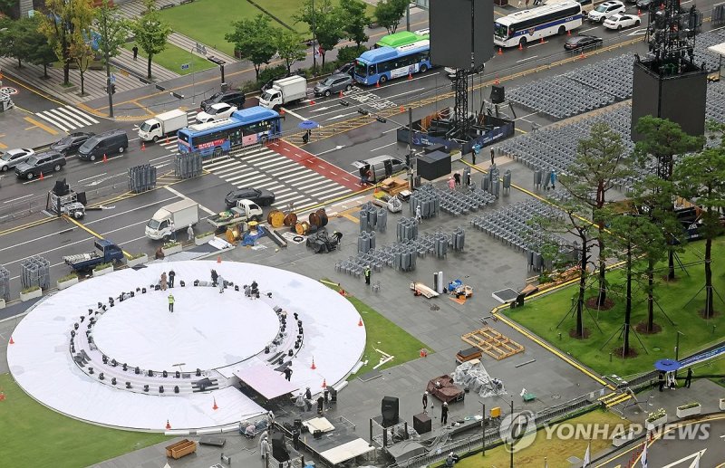 광복절 행사 준비로 분주한 광화문 광장 (출처=연합뉴스)