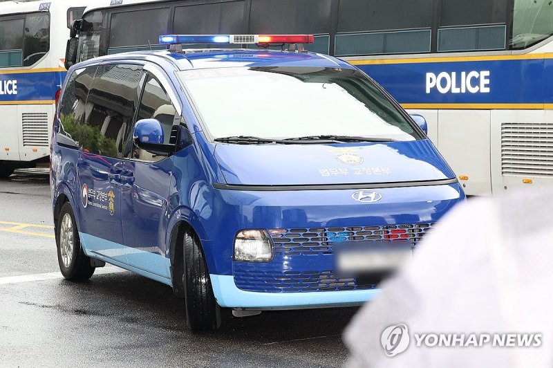 구속된 김건희, 호송차 타고 특검 조사 출석 (출처=연합뉴스)